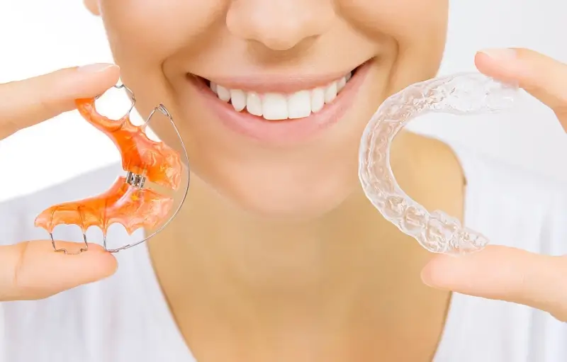 Invisalign czy zwykły aparat?